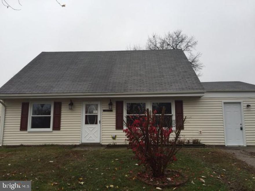 Single  home with gourmet kitchen, granite counter tops with back splash, newer stainless appliance. 4 bedrooms with newer floors, 2 newer full baths, newer Mahogany laminate floor on main level , newer carpet upper level. Fenced back yard, & much more. Min to Ft Meade.