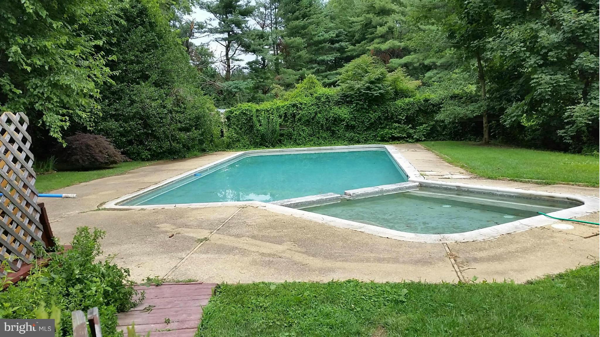 WALKER MANOR APARTMENTS - Residential