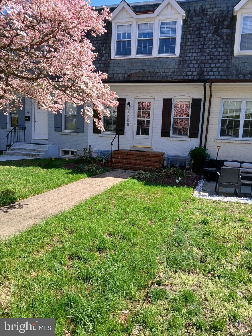 Welcome to the lovely one-bedroom one bath apartment  nestled in the heart of Georgetown. This cozy unit offers everything you need to call a place home- great layout, functional kitchen,  its  includes all utilities and an unexpected surprise - designated parking spot! Whether you are a busy professional or a student  - location can't be  beat :easy access to Georgetown's vibrant streets, shops, and dining. Easy access to public transport  and breezy walk across a bridge to  Arlington, Virginia.  Multiple stores near by ( Safeway, Trader Joe's, Whole Foods ) makes this place a walkers paradise!
Entrance to the unit from the alley!