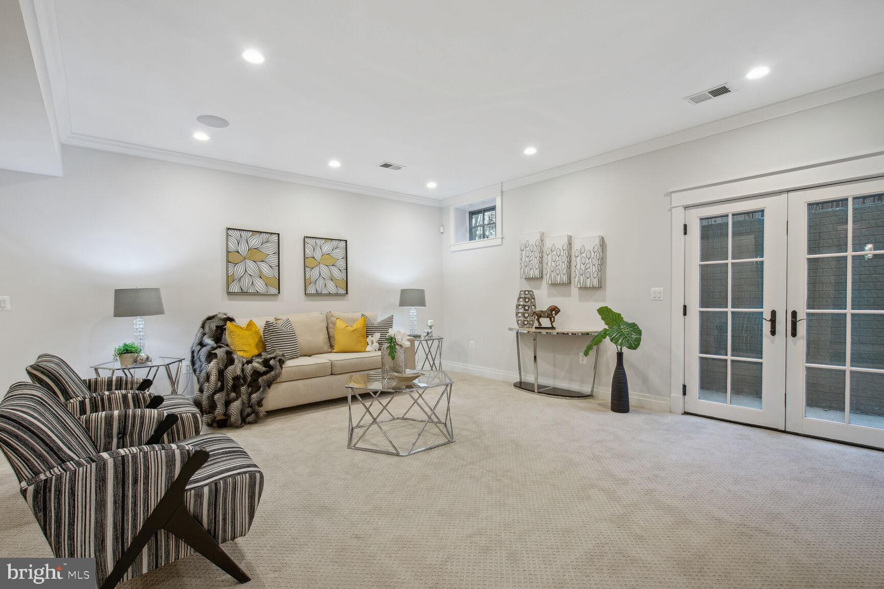 COUNTRY CLUB - Residential