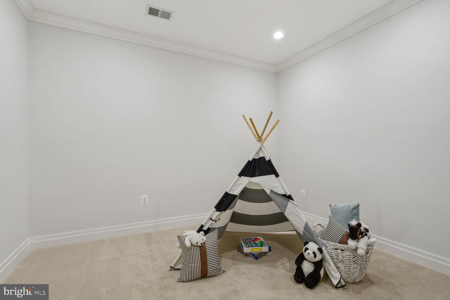 COUNTRY CLUB - Residential