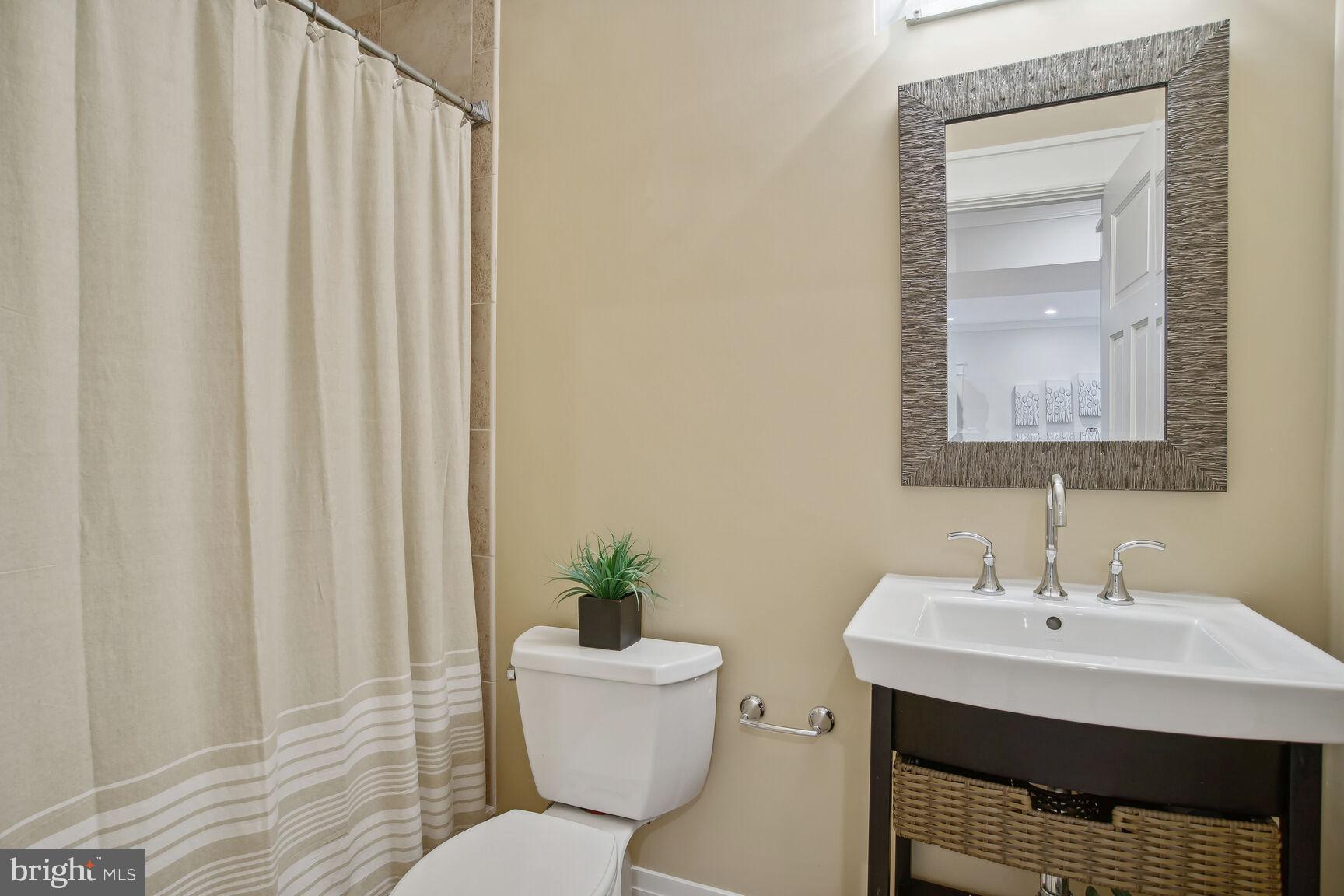 COUNTRY CLUB - Residential