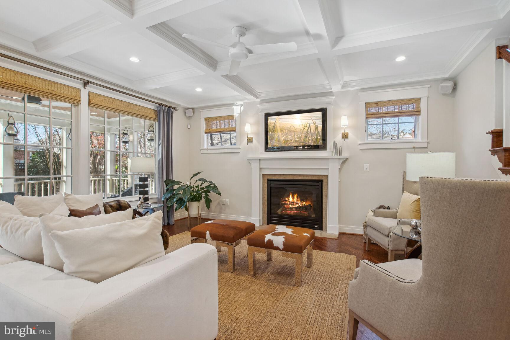 COUNTRY CLUB - Residential