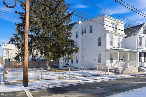 Townhouse For Sale - 233 Ellis Street<br/> BURLINGTON, NJ 08016