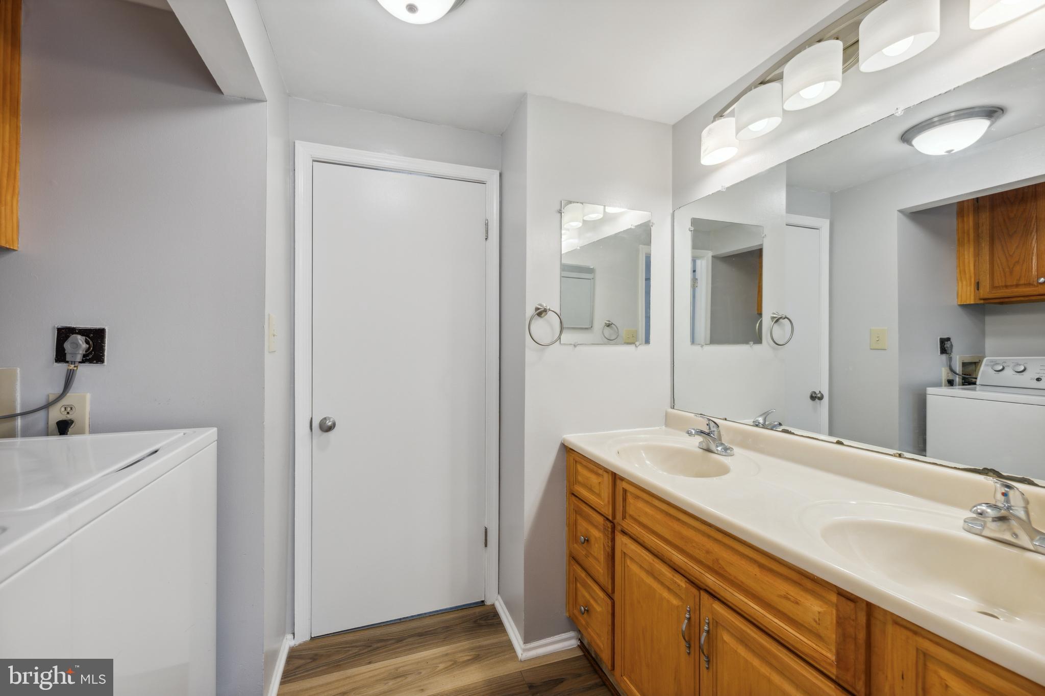 WAKEFIELD SQUARE - Residential