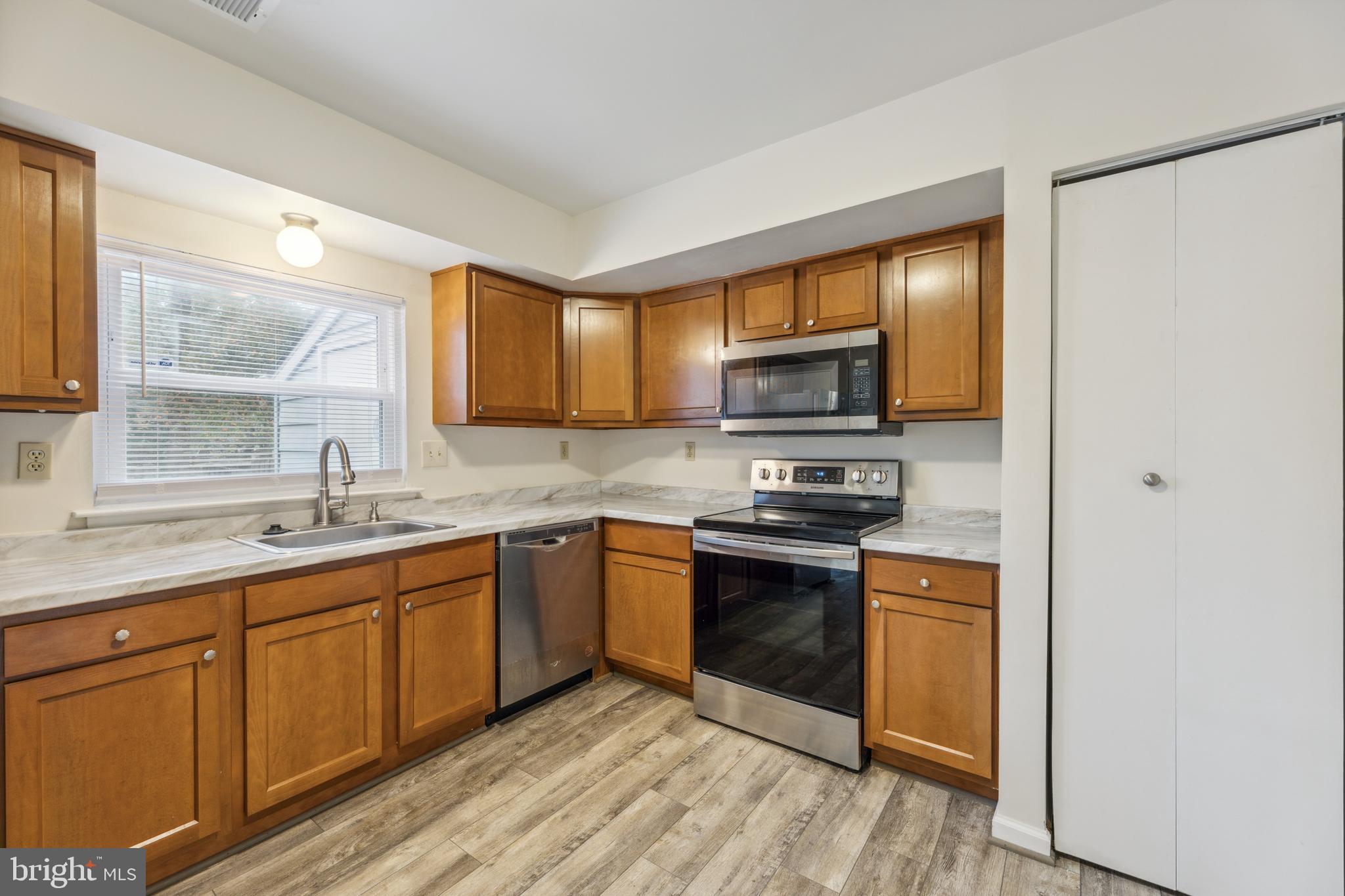 WAKEFIELD SQUARE - Residential