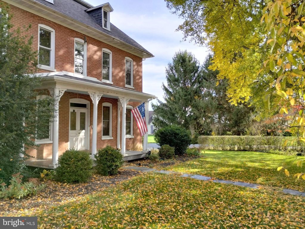 Photo of 421 ARROWHEAD DR, LITITZ, PA 17543 (MLS # PALA2026936)