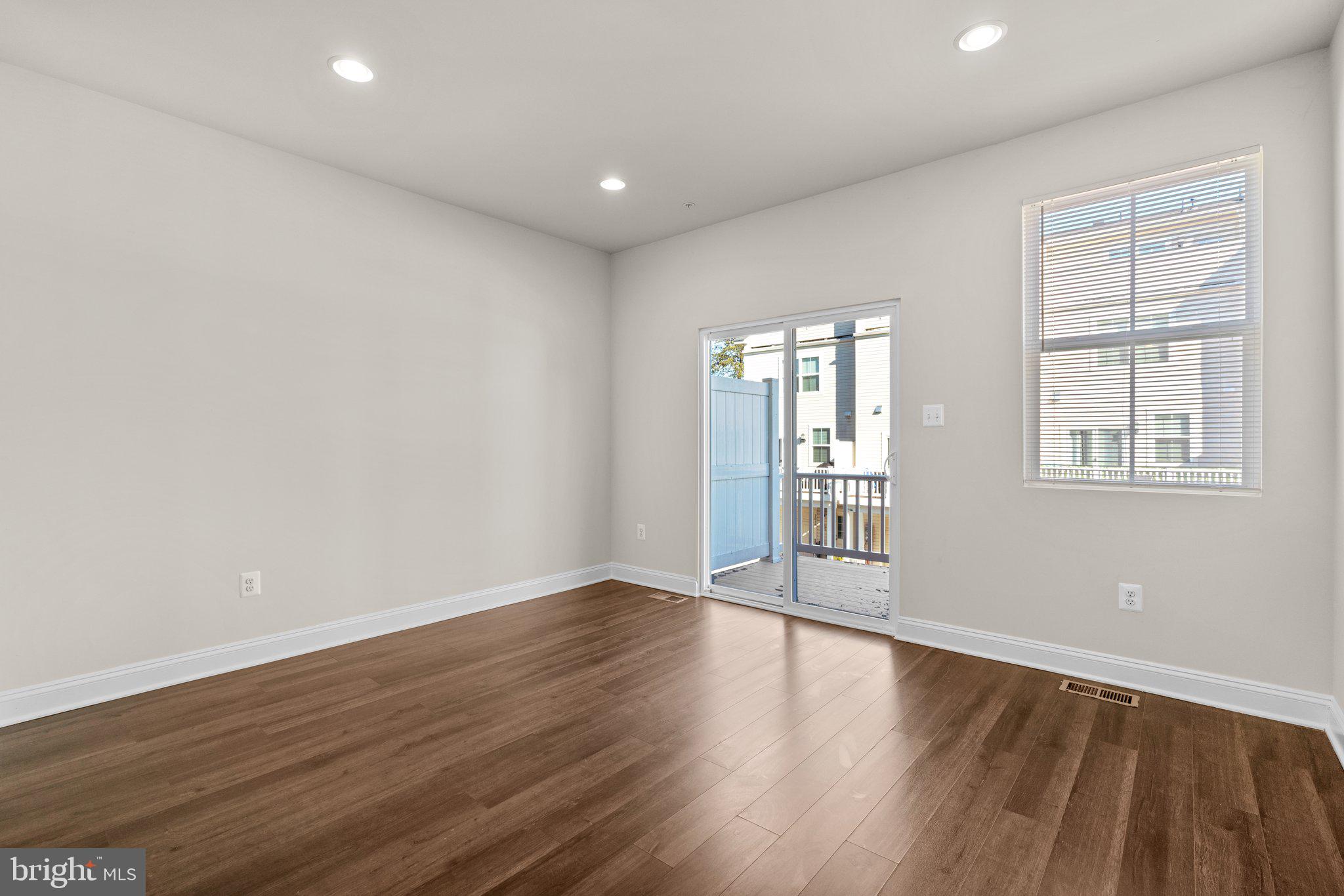 OXFORD SQUARE - Residential