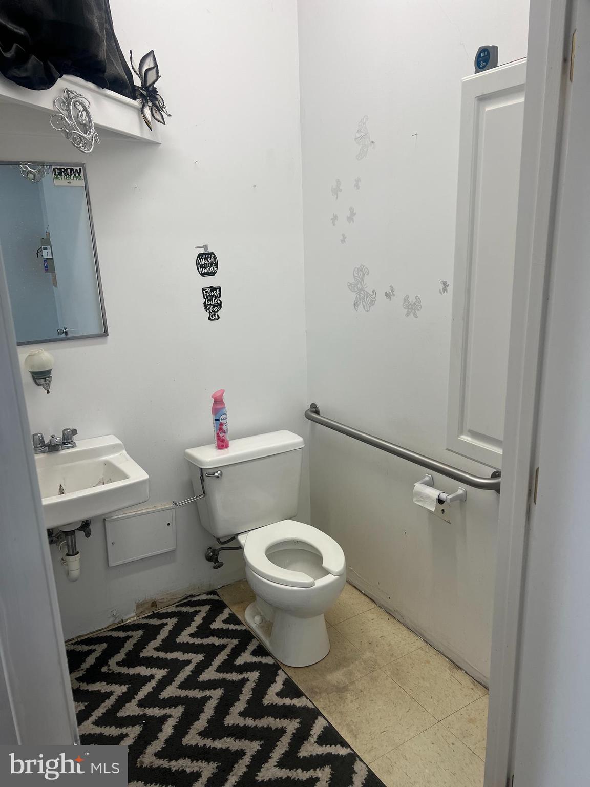 Main image without alt text