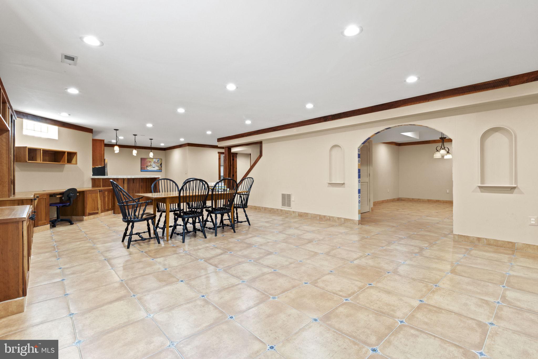 POTOMAC OUTSIDE - Residential