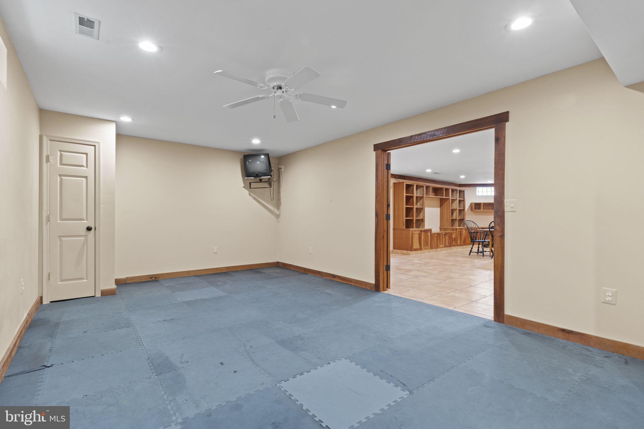 POTOMAC OUTSIDE - Residential