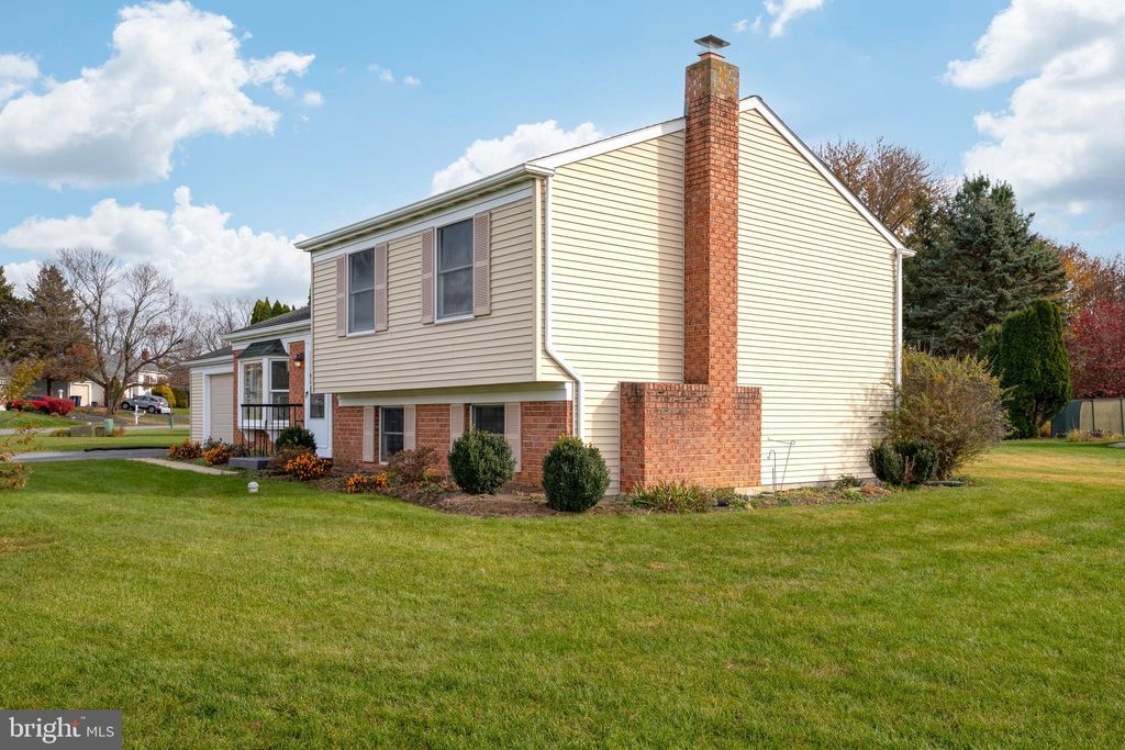 Photo of 2422 Creek View Drive, Lancaster, PA 17602 (MLS # PALA2043090)