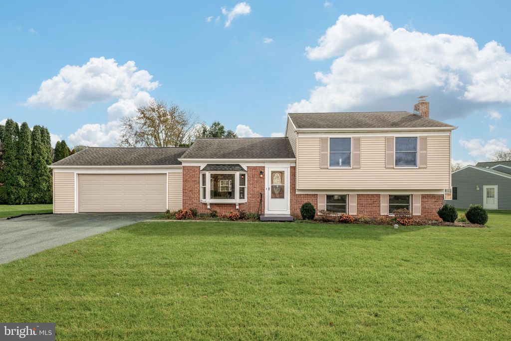 Photo of 2422 Creek View Drive, Lancaster, PA 17602 (MLS # PALA2043090)