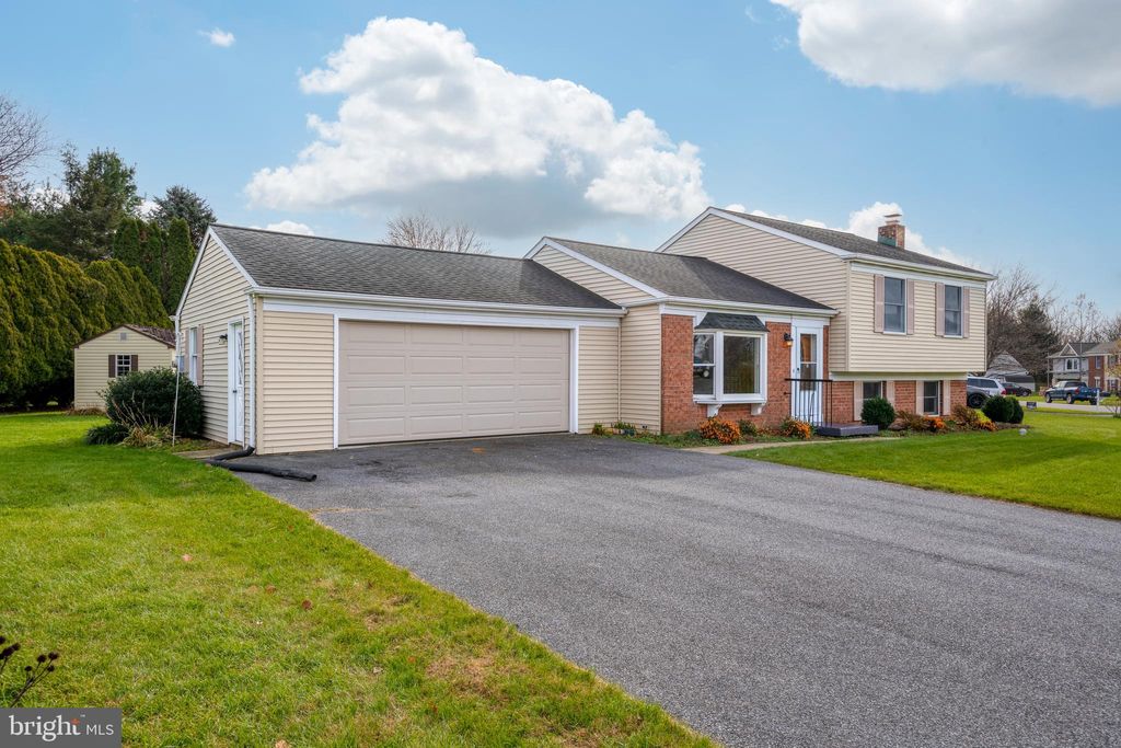 Photo of 2422 Creek View Drive, Lancaster, PA 17602 (MLS # PALA2043090)