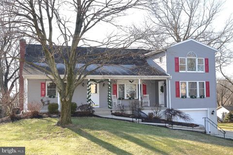 Photo of 274 BUTTONWOOD DR, ELIZABETHTOWN, PA 17022 (MLS # PALA2029272)