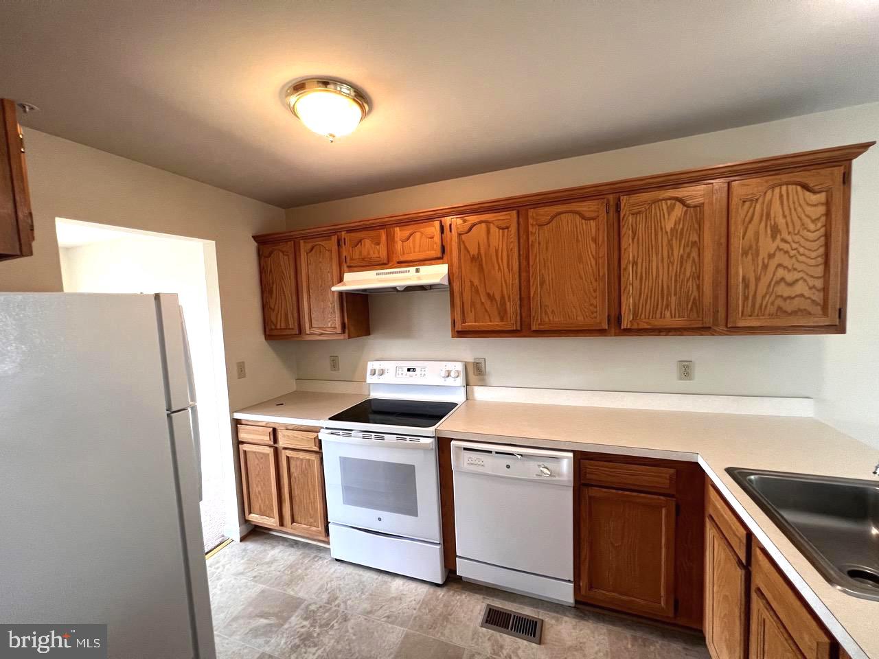 CAPTAINS QUARTER CONDOMINIUM - Residential Lease