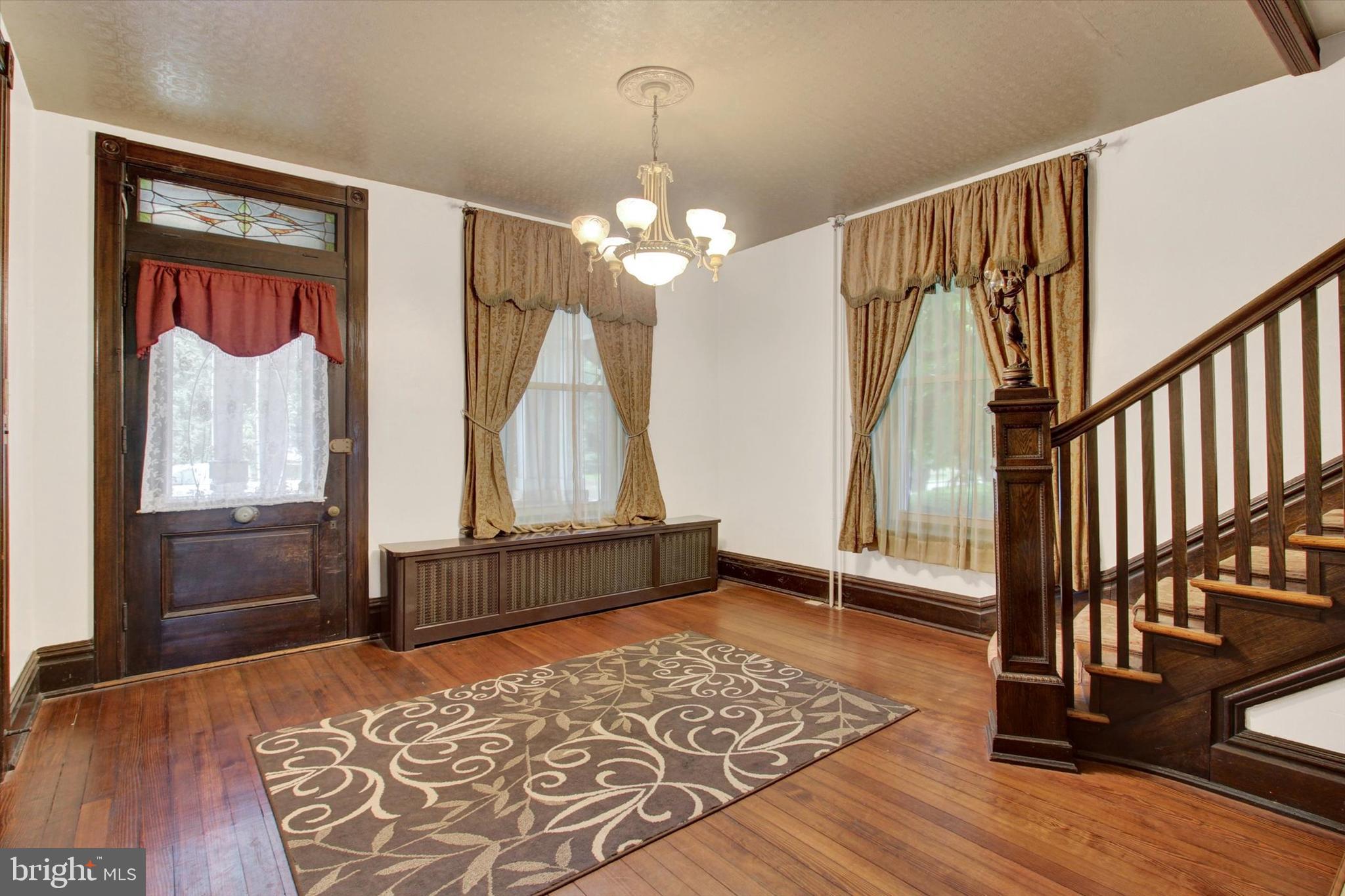 310 LINCOLNWAY W