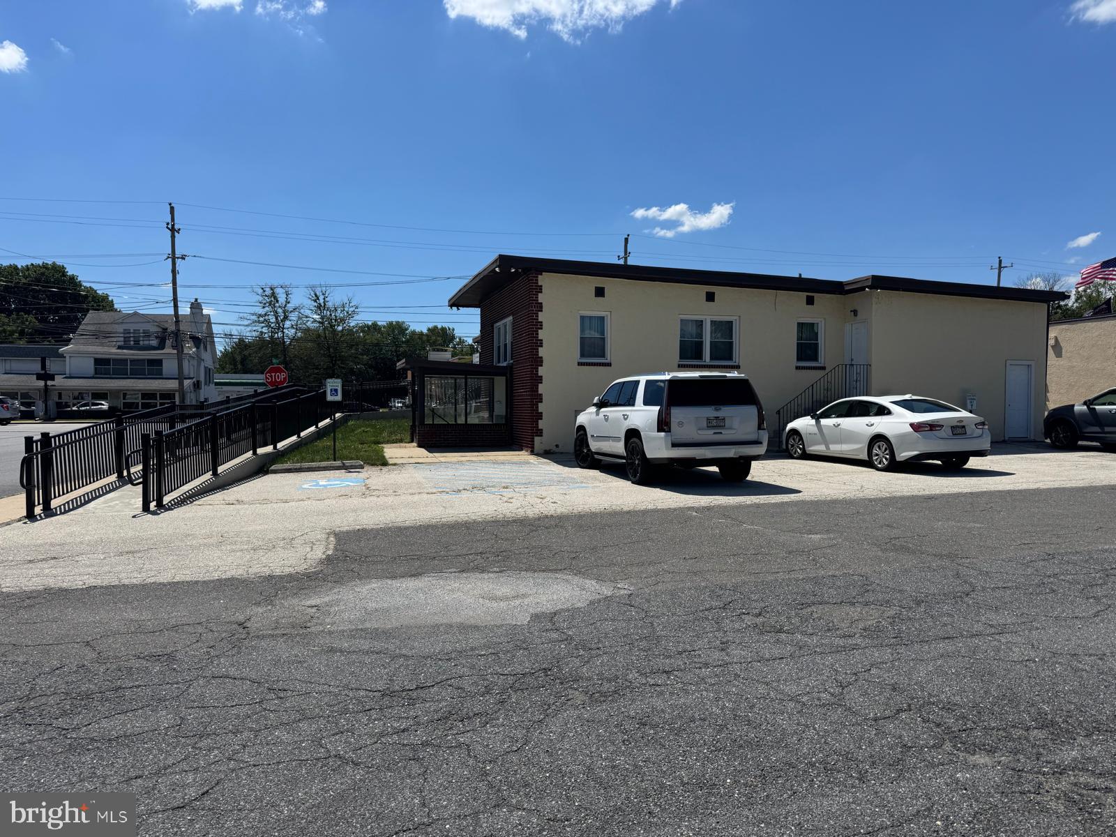 Main image without alt text