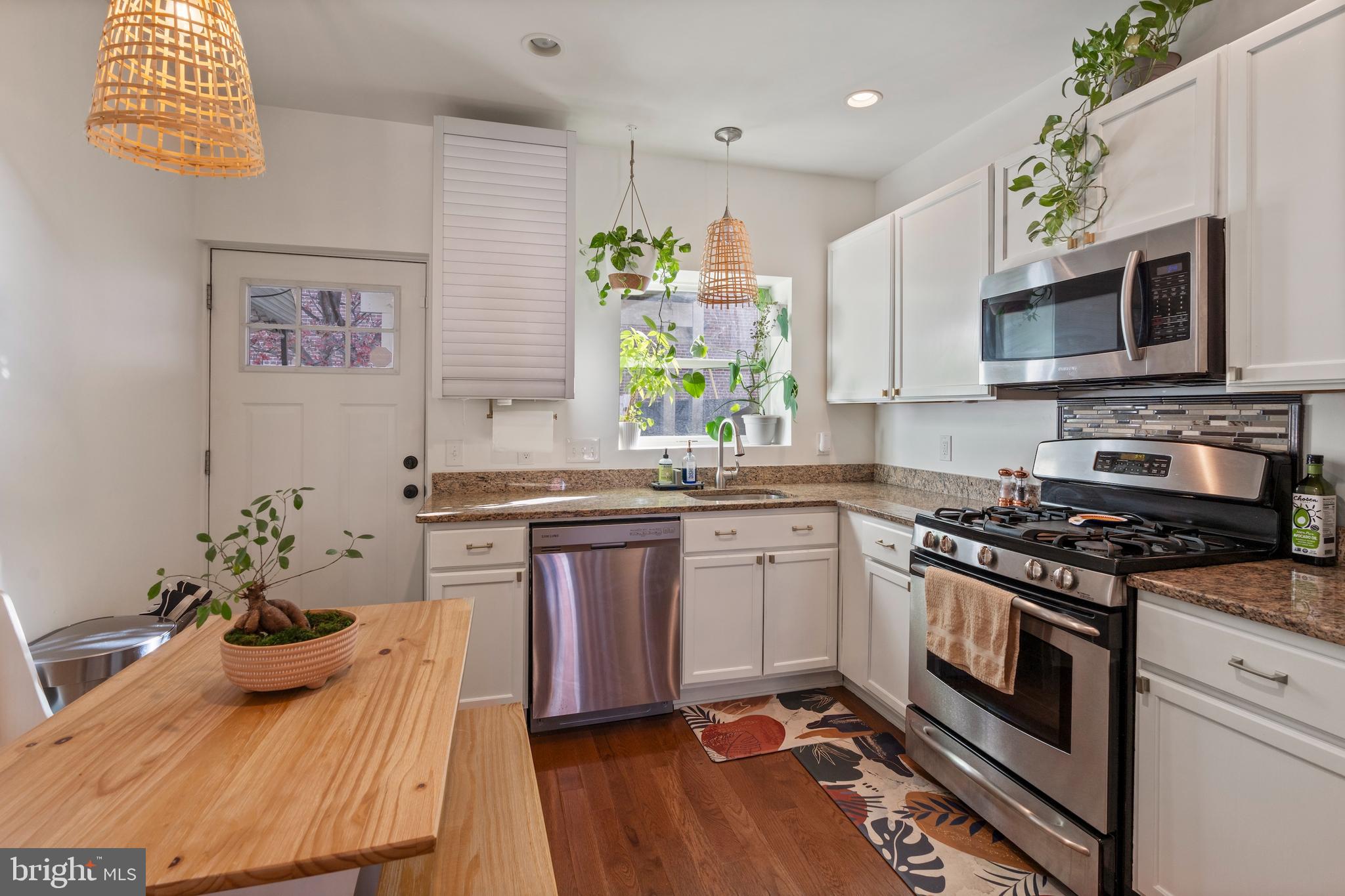 431 ROBINSON STREET S