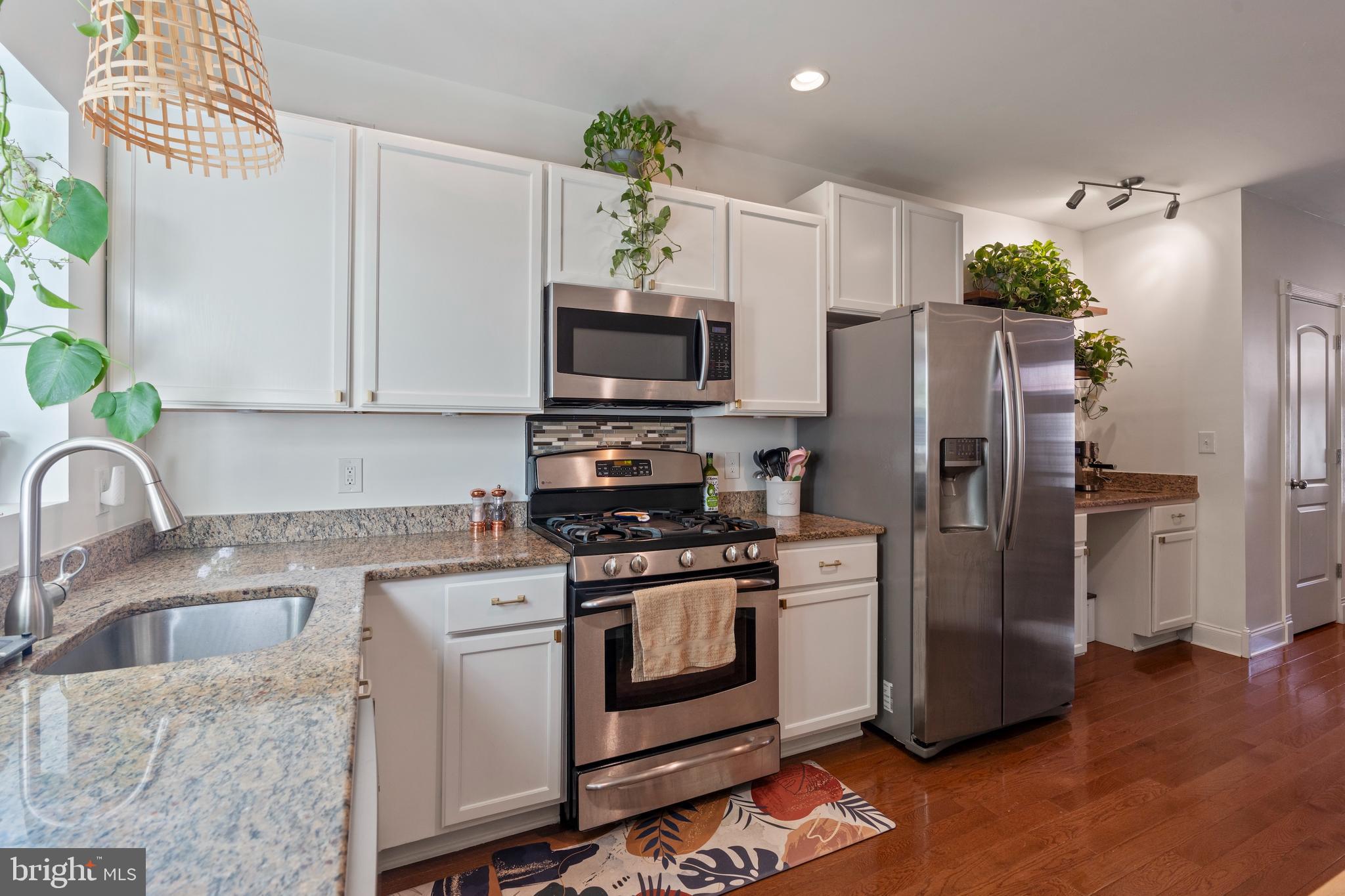 431 ROBINSON STREET S