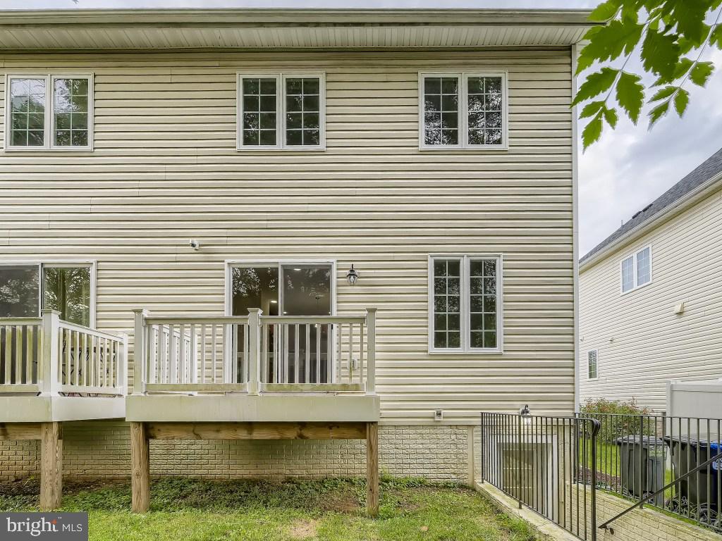 SANDY SPRING VILLAGE - Residential