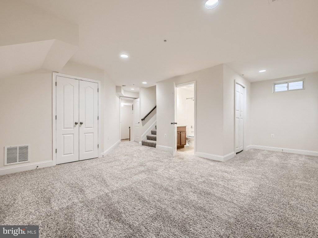 SANDY SPRING VILLAGE - Residential