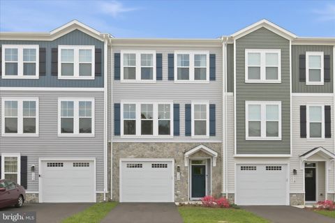 Townhouse For Sale - 120 Leather Flower Drive<br/> LAKE FREDERICK, VA 22630