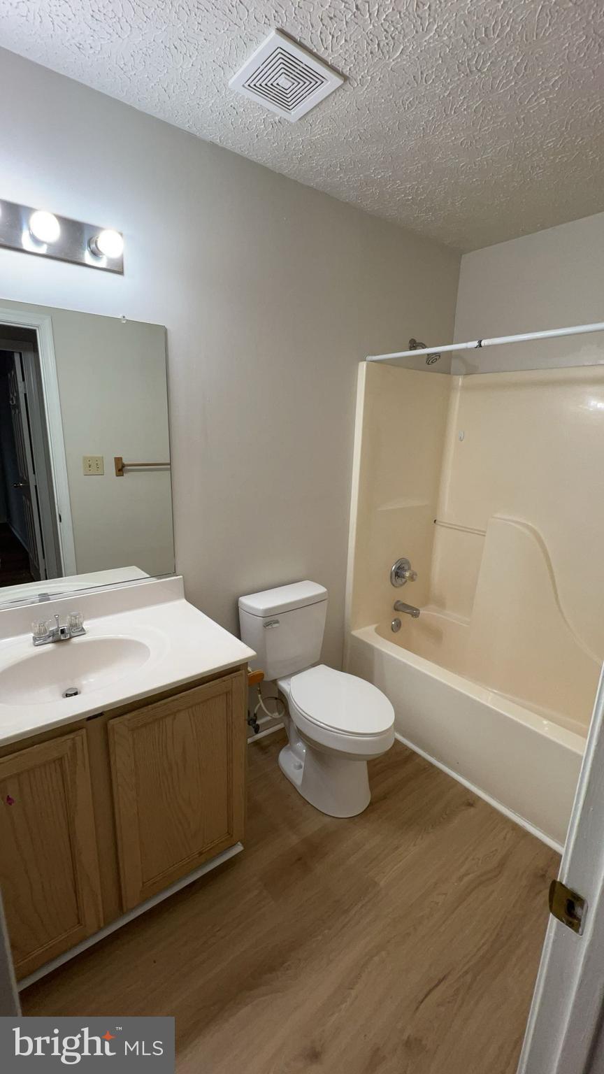 LAKE LAND OR - Residential Lease