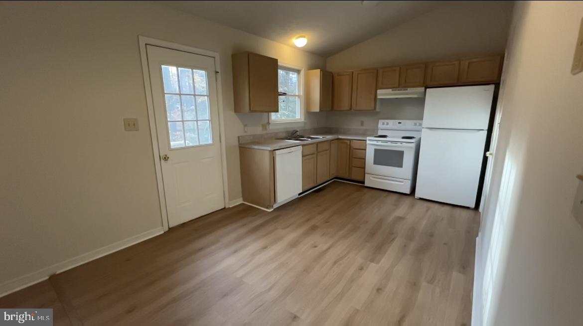 LAKE LAND OR - Residential Lease