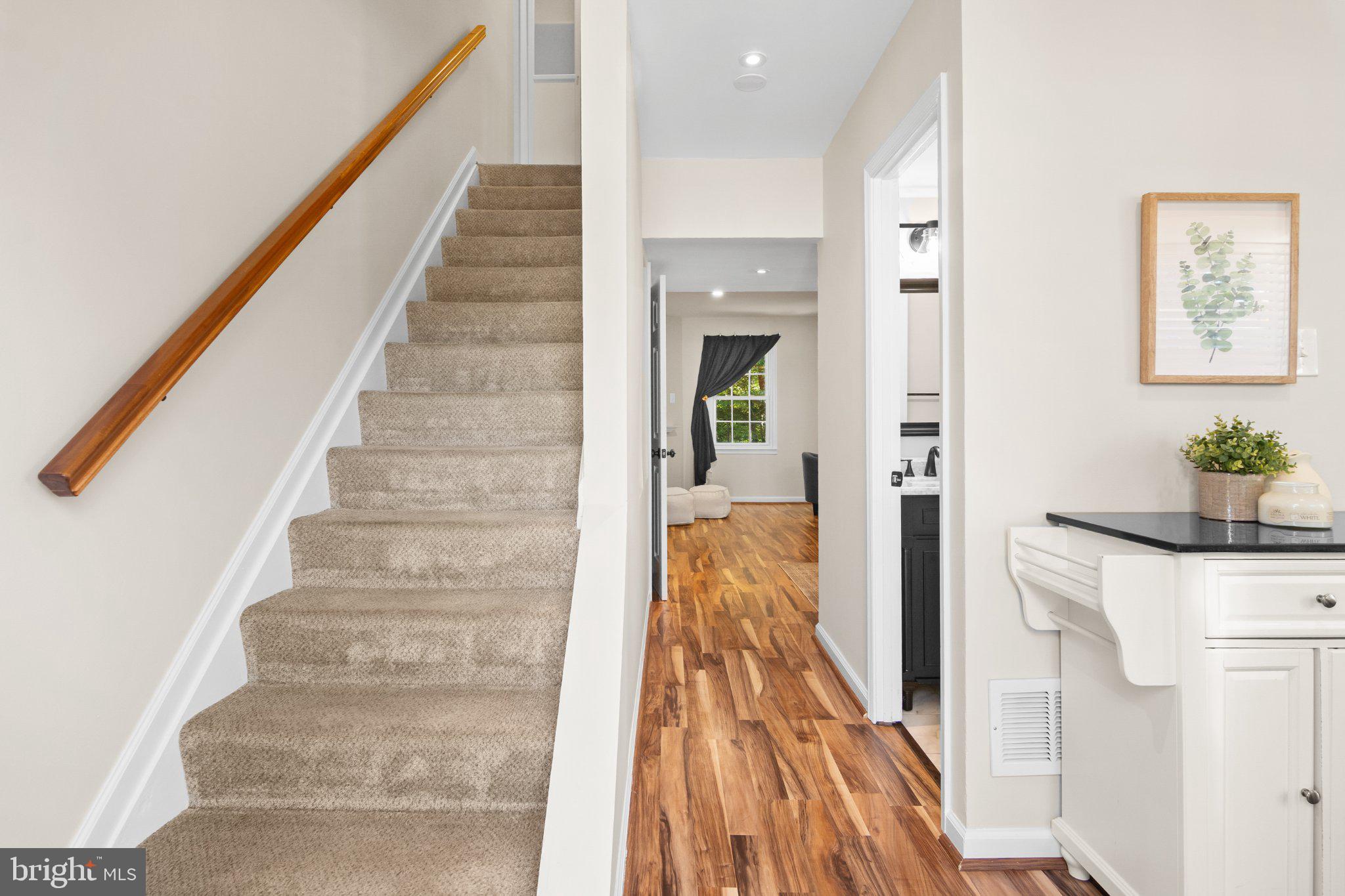 1806 FOXDALE COURT