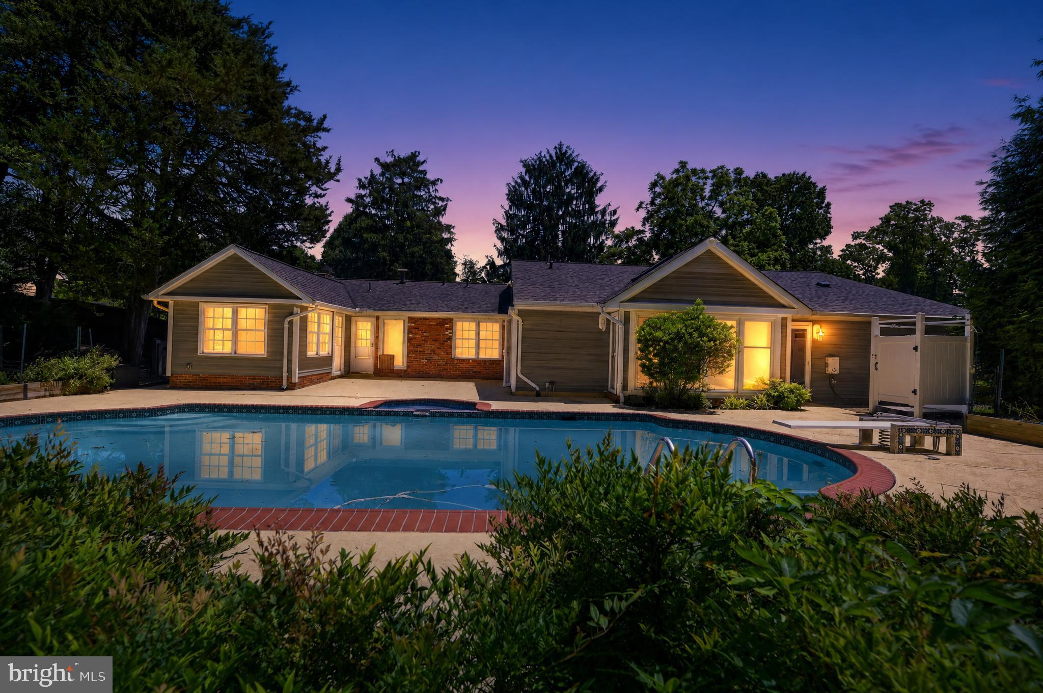 4042 DOVEVILLE LANE