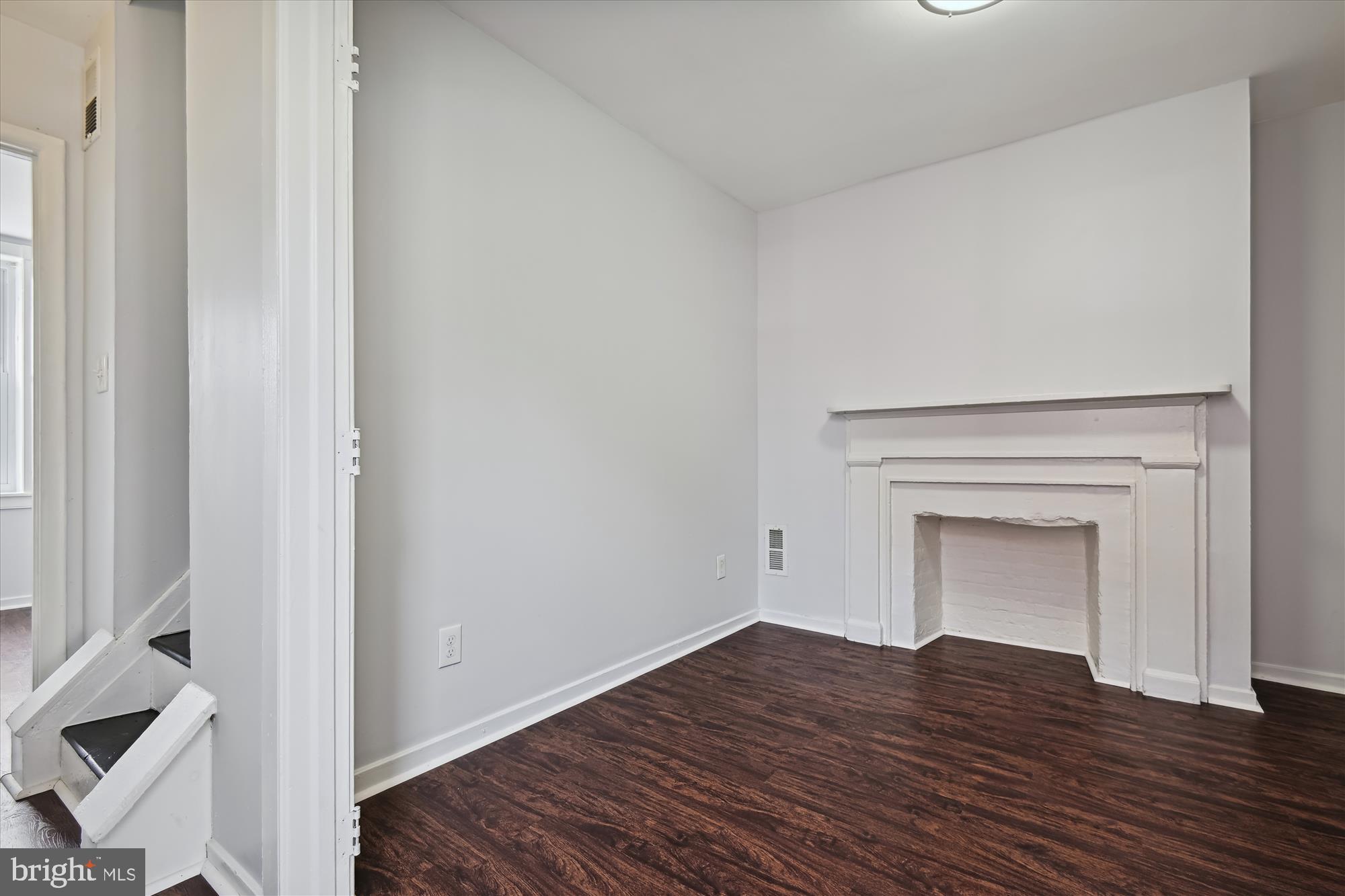 HOLLINS MARKET - Residential