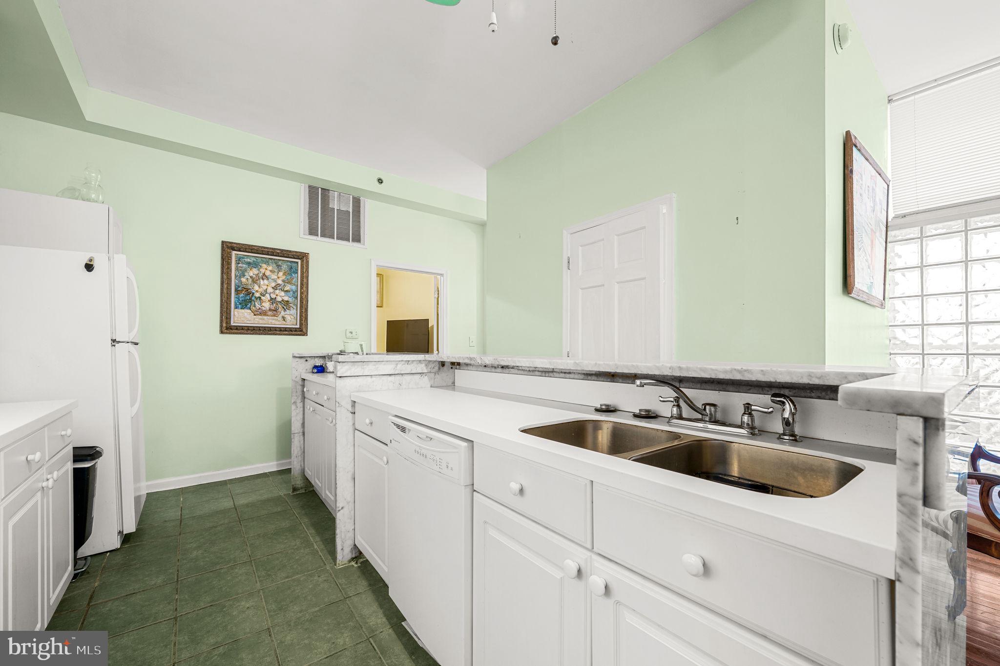 QUEEN VILLAGE - Residential Income