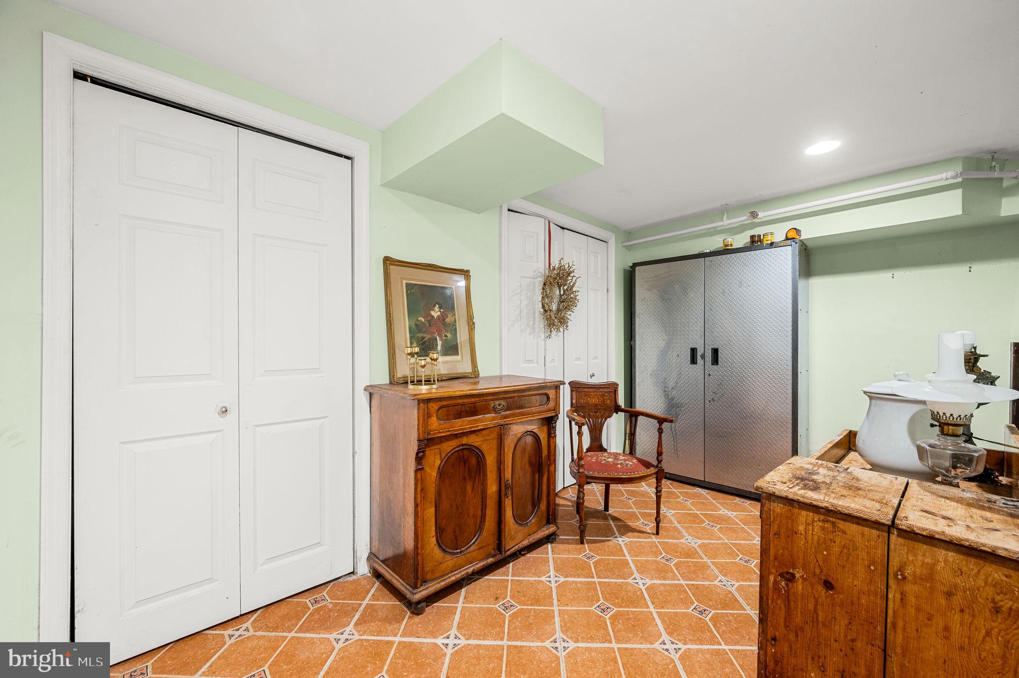 QUEEN VILLAGE - Residential Income