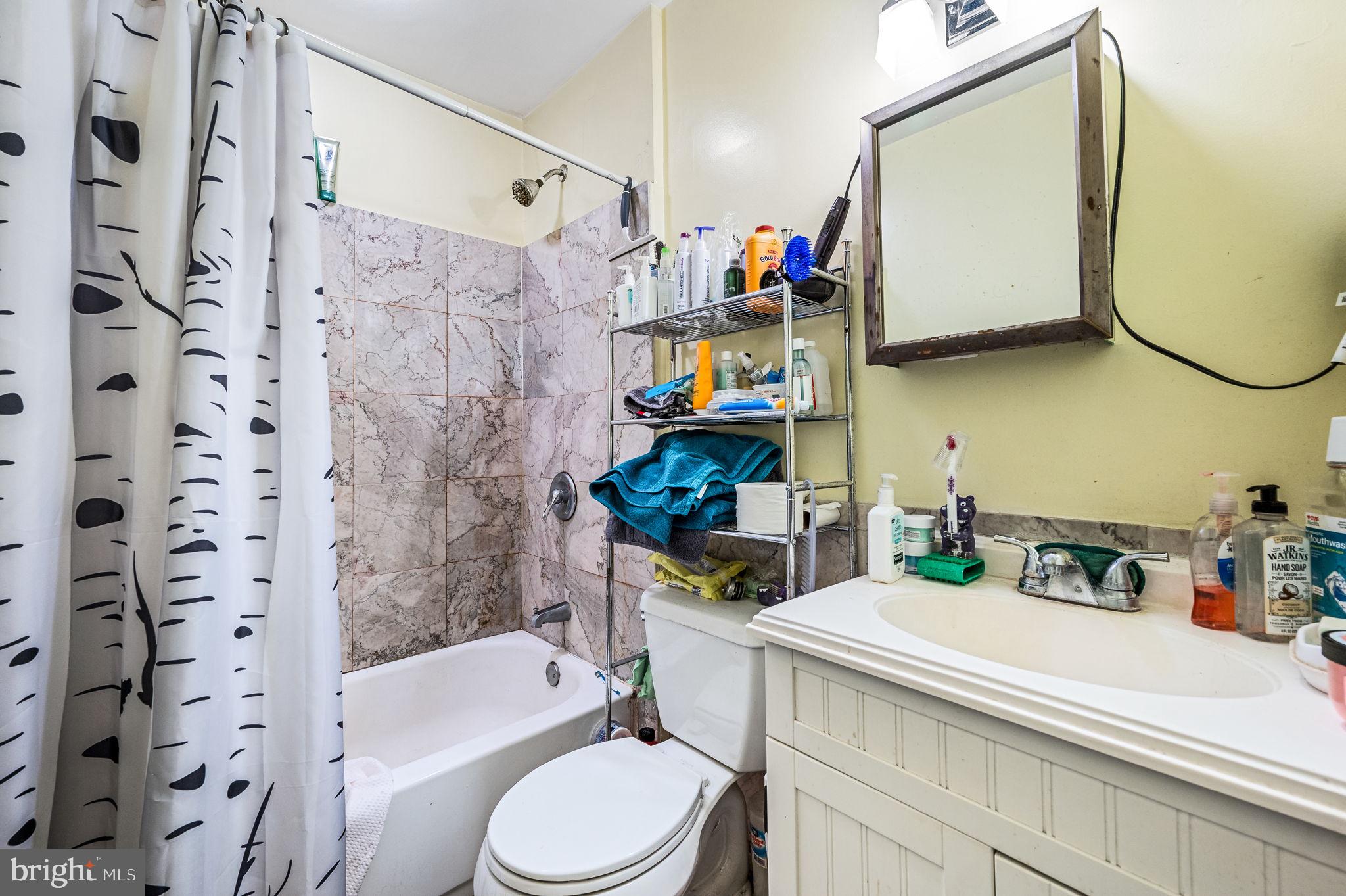 QUEEN VILLAGE - Residential Income