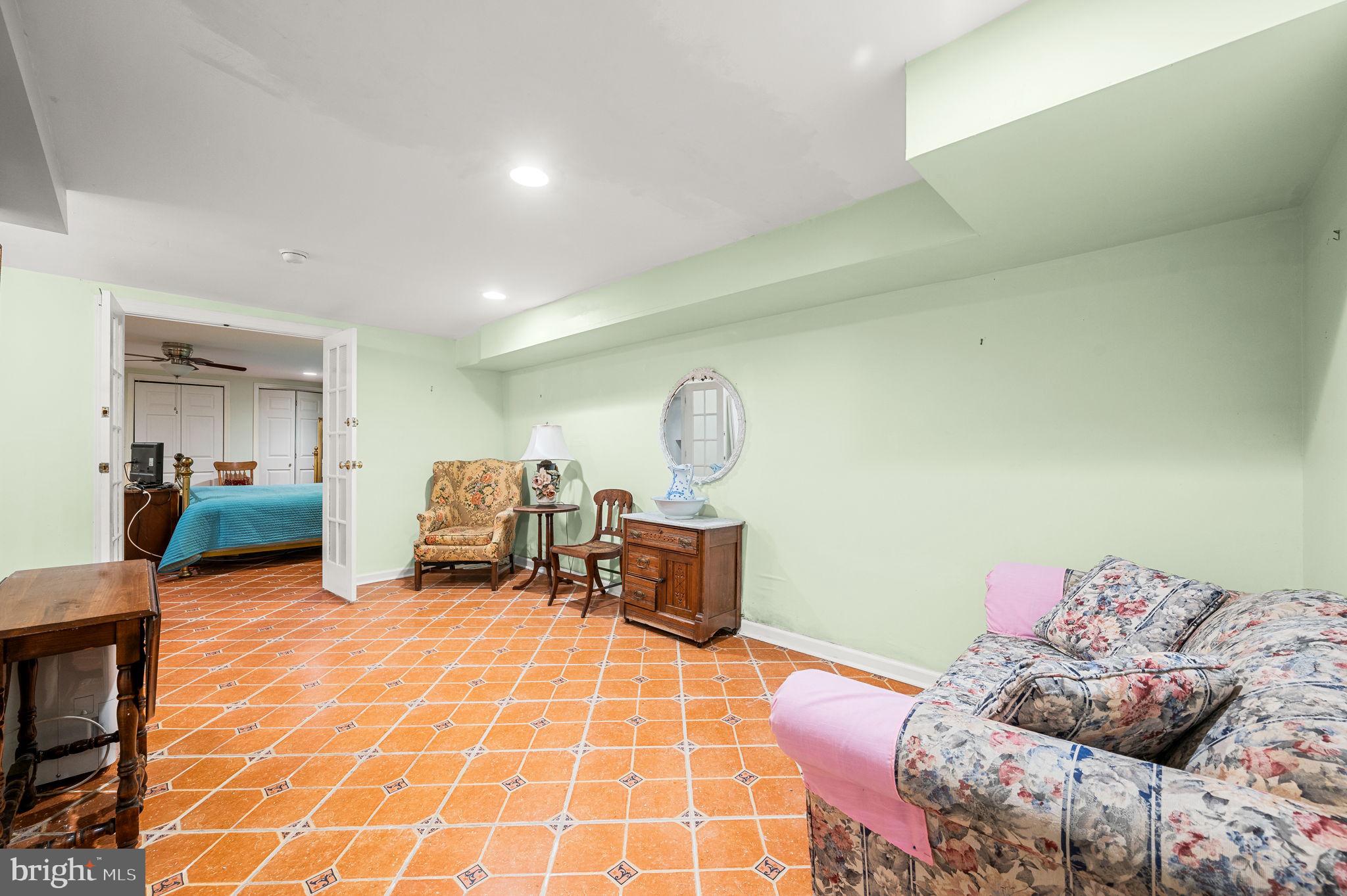 QUEEN VILLAGE - Residential Income