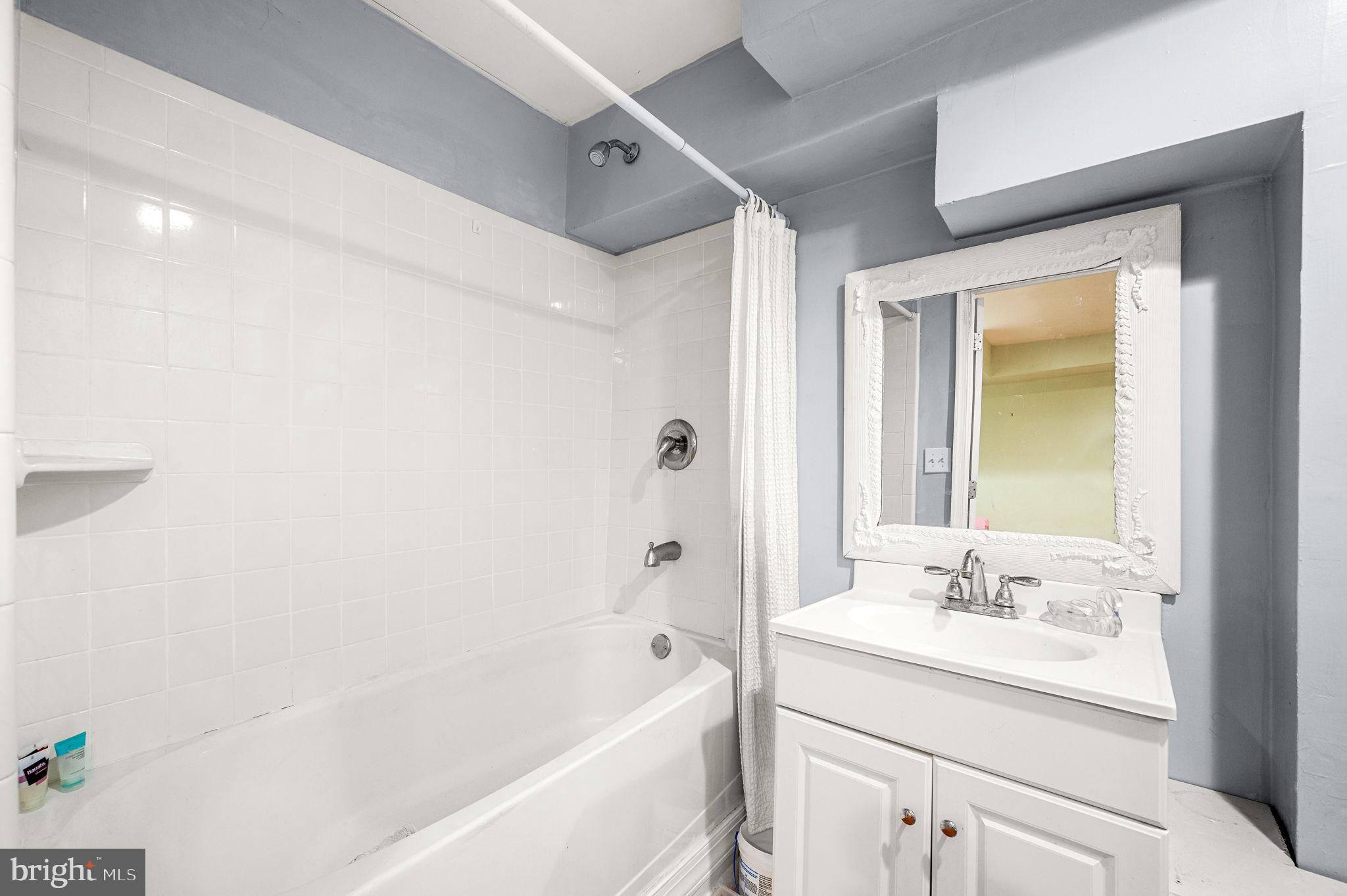 QUEEN VILLAGE - Residential Income