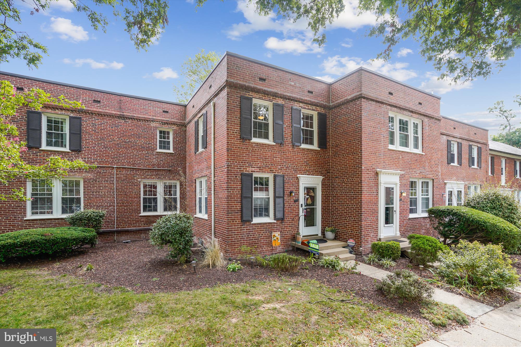 ARLINGTON VILLAGE COURTYARD - Residential