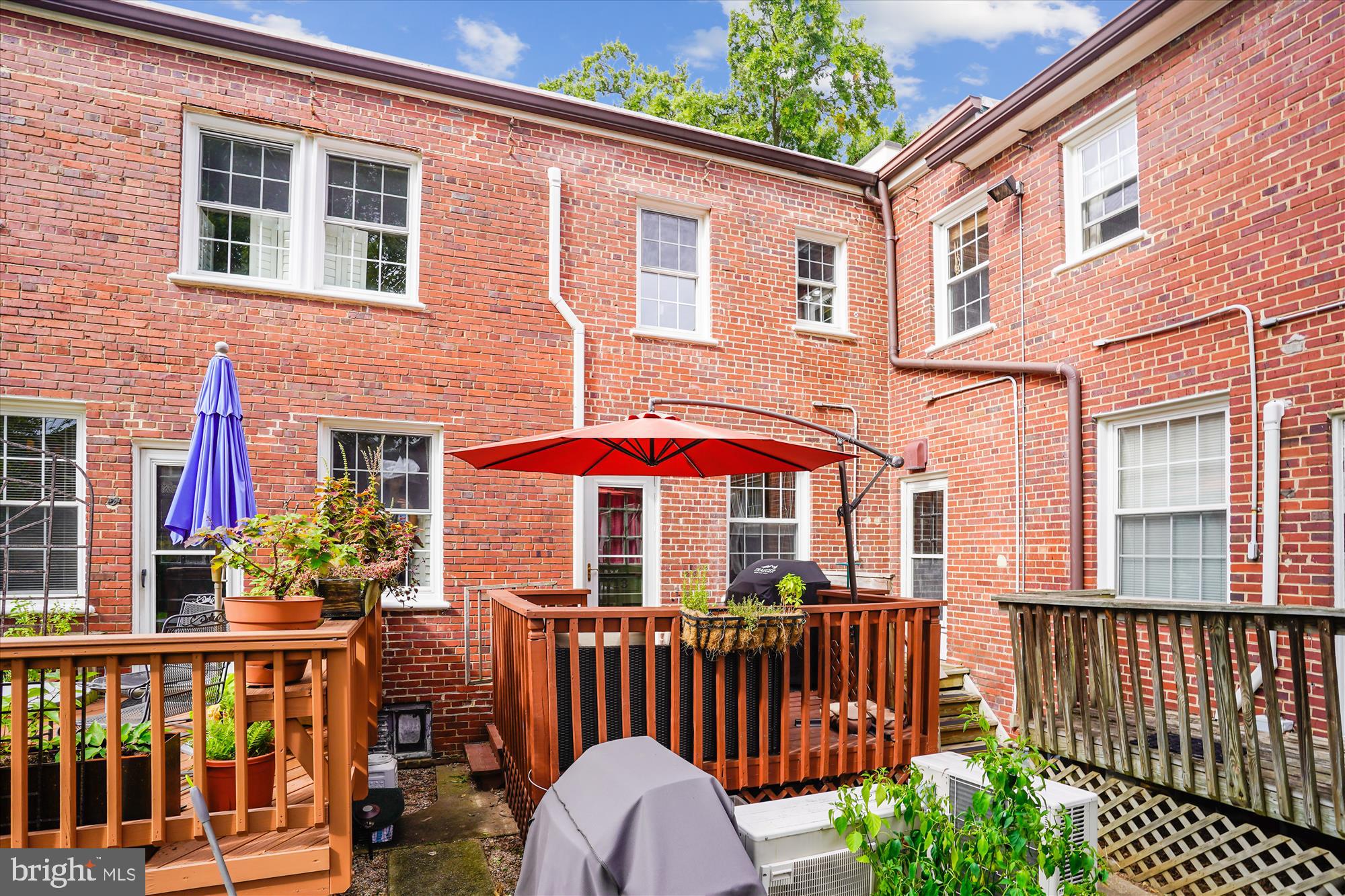 ARLINGTON VILLAGE COURTYARD - Residential
