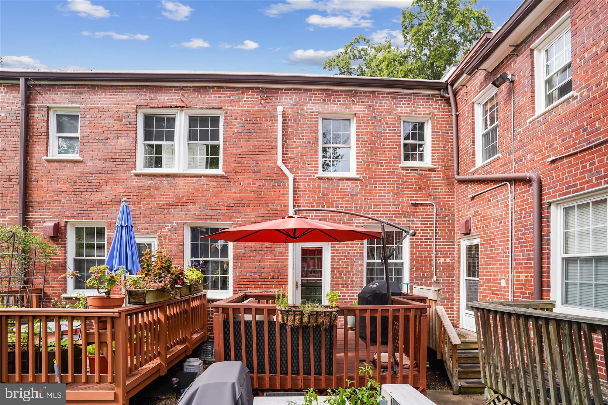 ARLINGTON VILLAGE COURTYARD - Residential