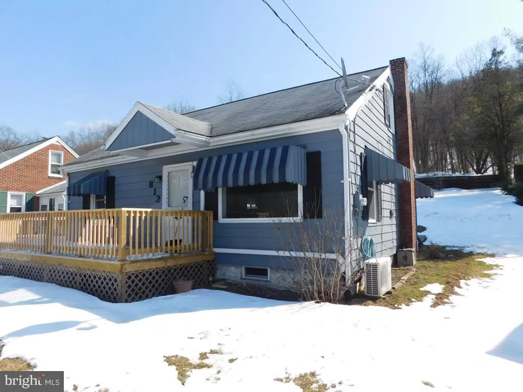 812 E Freedom Avenue, Burnham, PA 17009