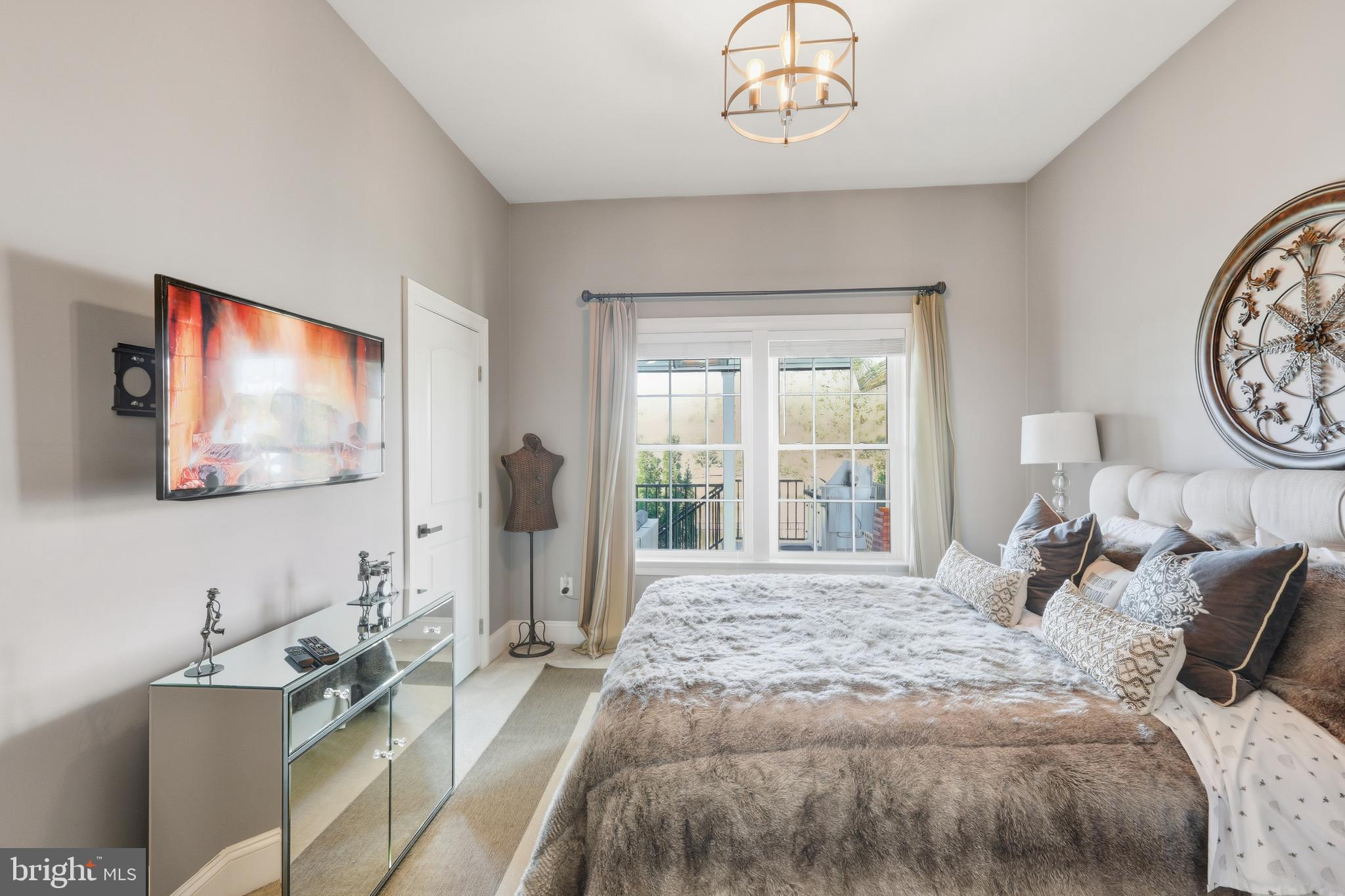 VIRGINIA MANOR - Residential