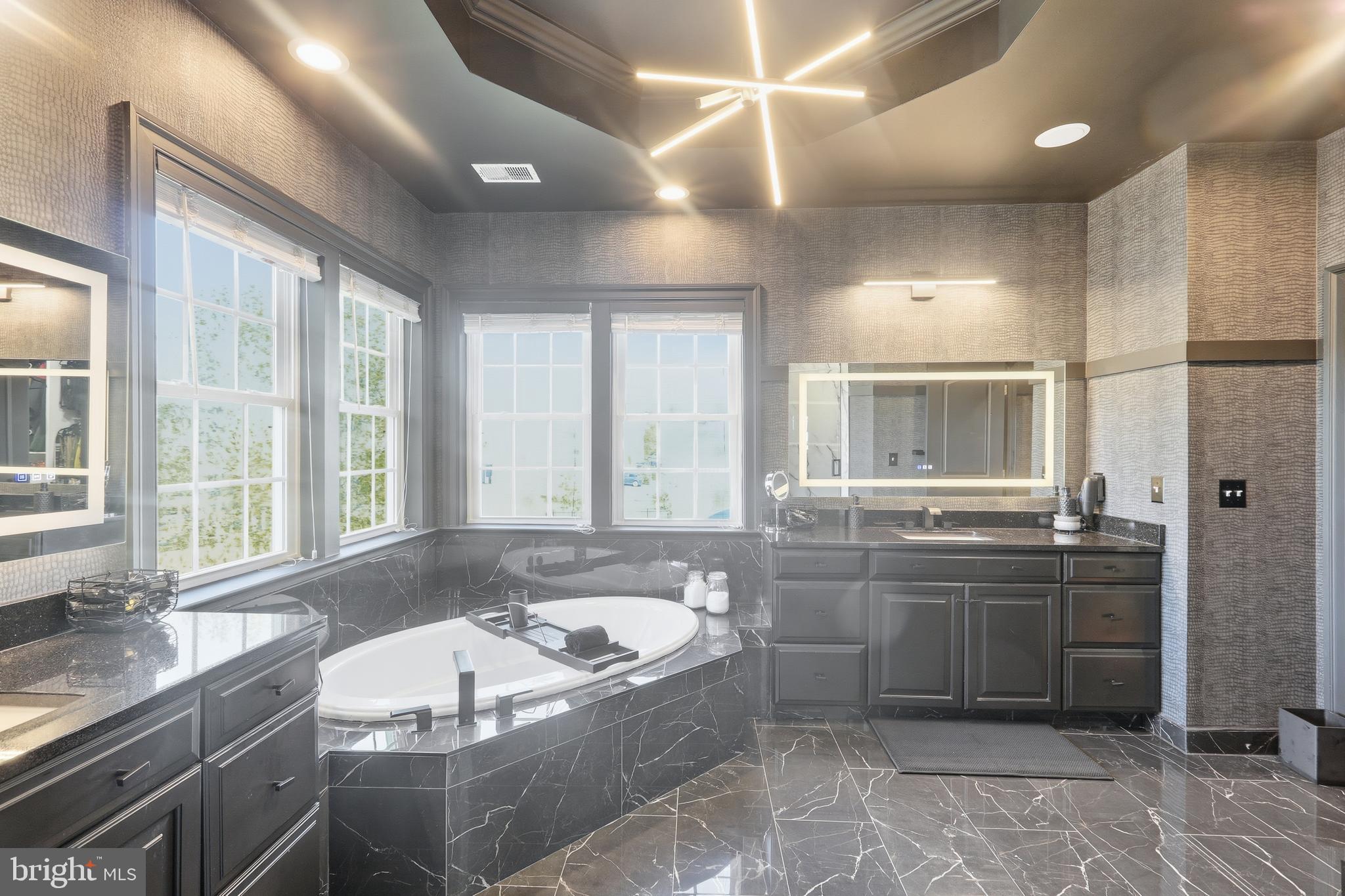 VIRGINIA MANOR - Residential