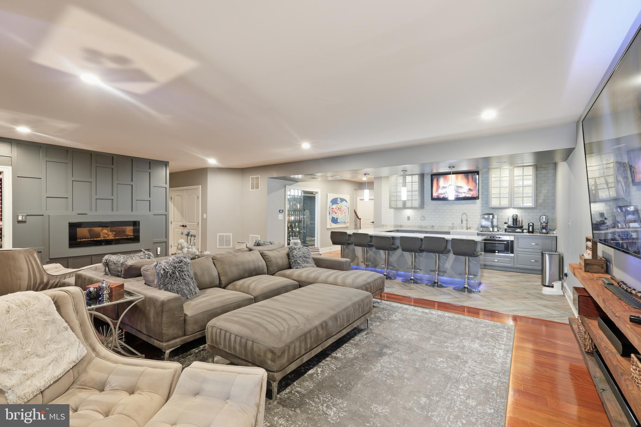 VIRGINIA MANOR - Residential