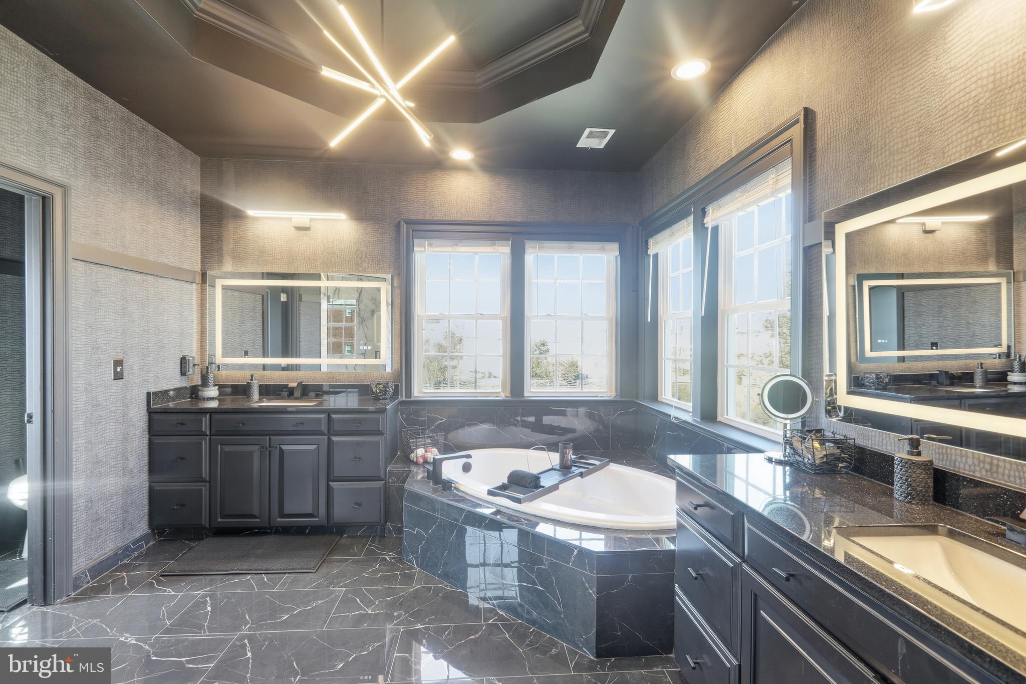 VIRGINIA MANOR - Residential