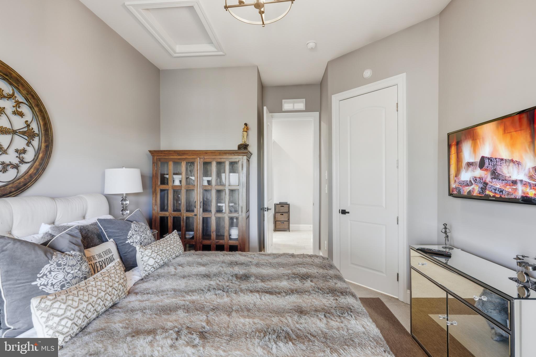 VIRGINIA MANOR - Residential