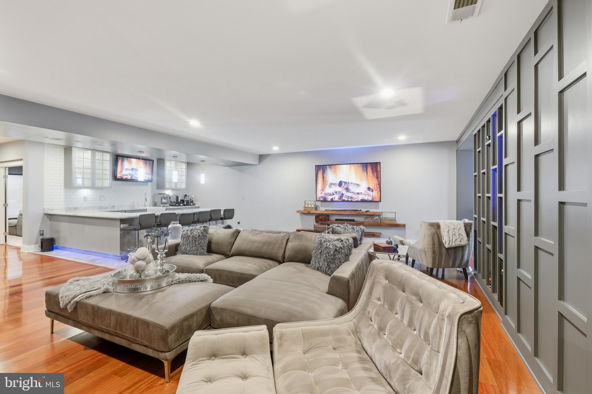 VIRGINIA MANOR - Residential