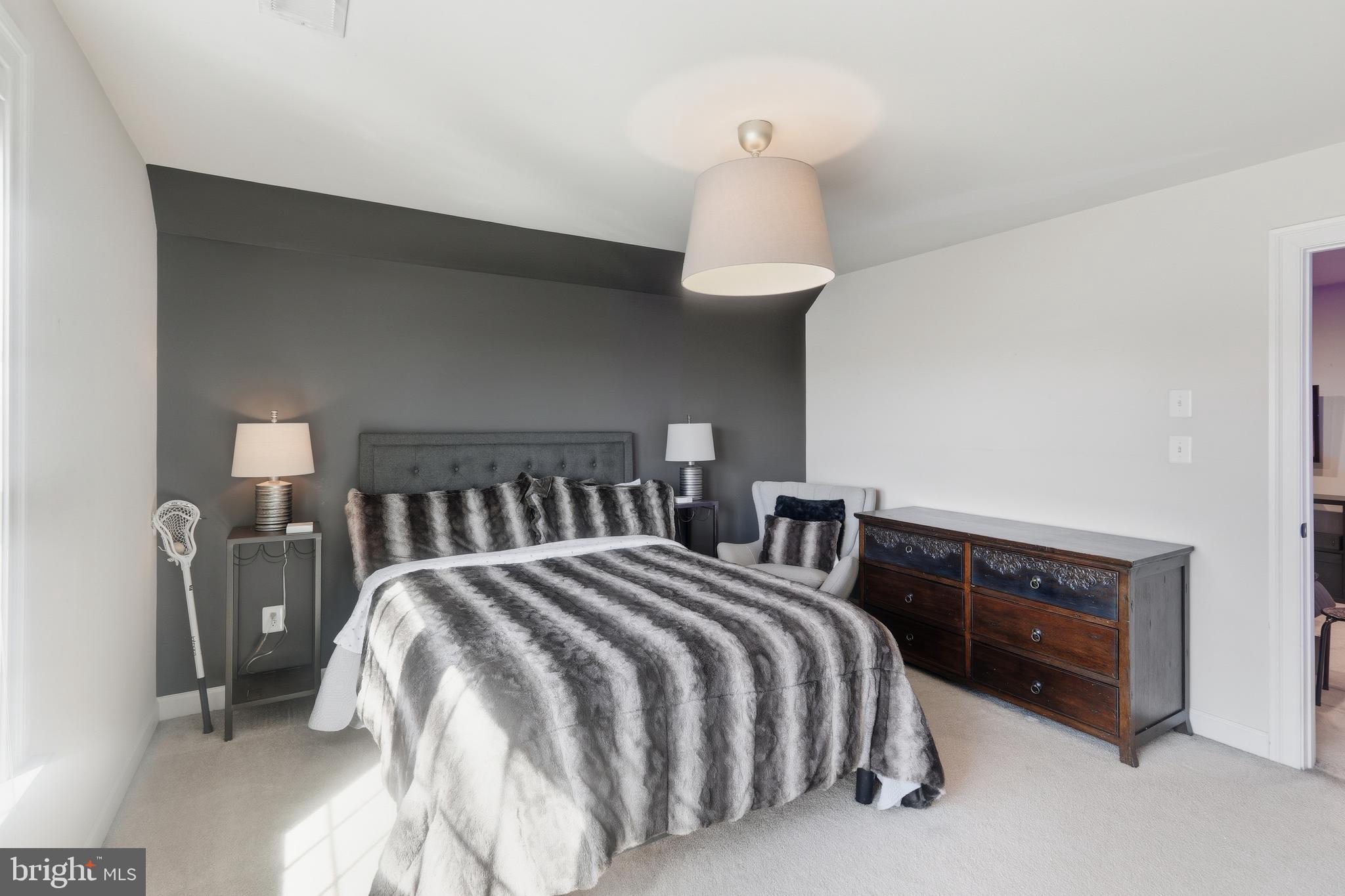 VIRGINIA MANOR - Residential