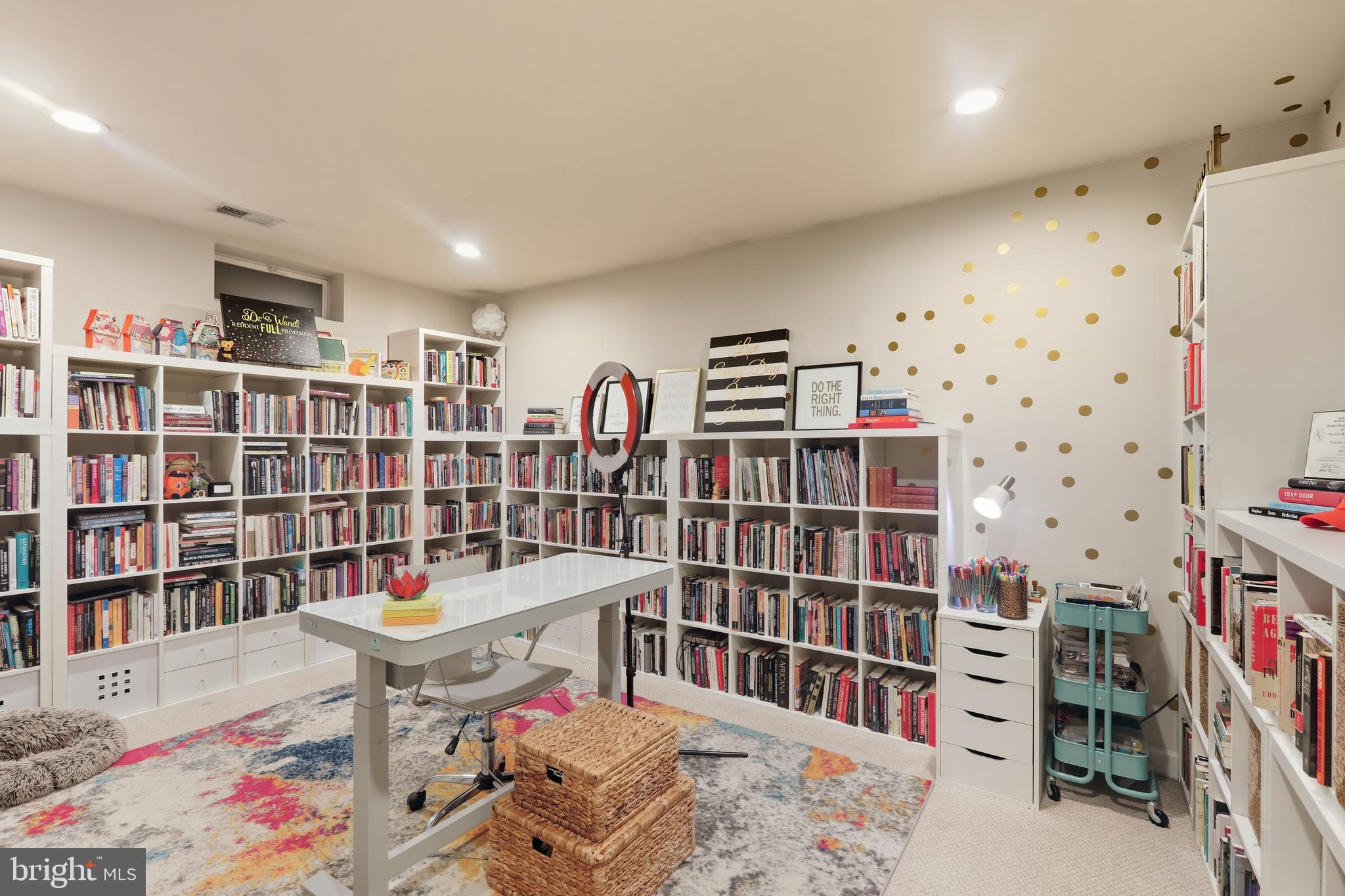 VIRGINIA MANOR - Residential