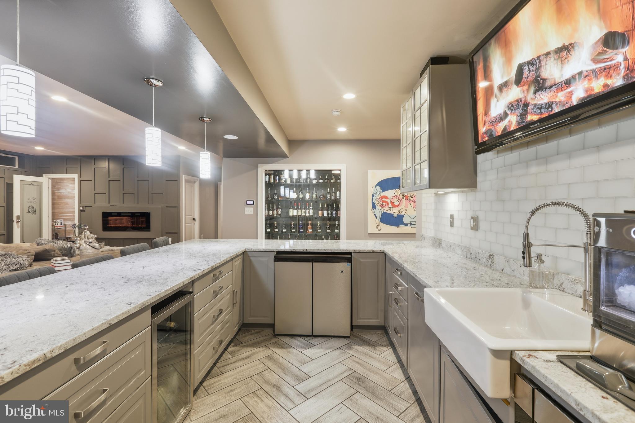 VIRGINIA MANOR - Residential